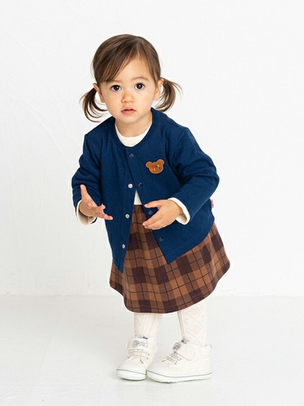 「ドッキングワンピ、ブラウンコーデ、ホワイトスニーカー、女の子コーデ、ミキハウス、ワンピース カーディガン、ワンピース×カーディガン、おりこうさん、ブラウンチェック、ホットビスケッツ」｜「HOT BISCUITSのクルーネック ワンポイントカーディガン（カーディガン/ボレロ、ブルー系）」を使った、ミキハウス ホットビスケッツ店さん（キッズ・82cm）の夏コーディネートの1枚目の写真