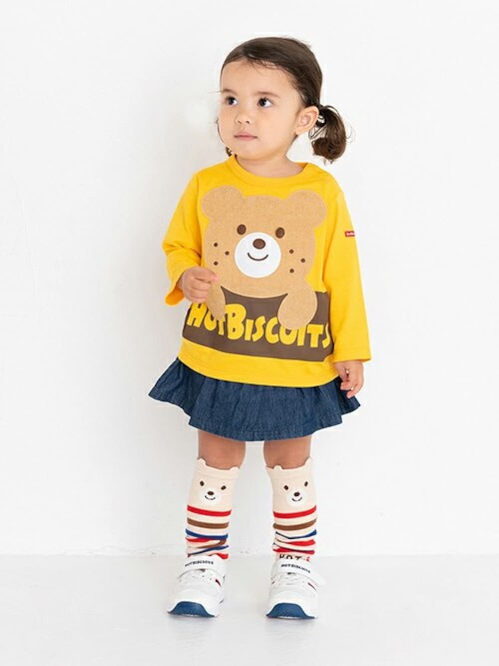 「レッグウォーマー、POP、イエローコーデ、女の子コーデ、mikihouse、チアガール、ミキハウス、元気コーデ、hotbiscuits、ホットビスケッツ」｜「HOT BISCUITSのロゴ×キャラクター 長袖Tシャツ（Tシャツ/カットソー、イエロー系）」を使った、ミキハウス ホットビスケッツ店さん（キッズ・85cm）の秋コーディネートの1枚目の写真