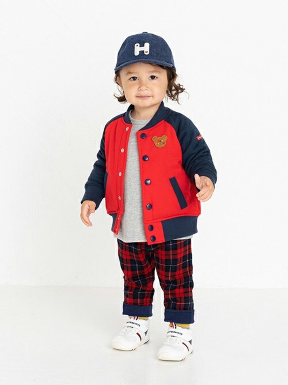 「チェックパンツ、赤チェック、赤×紺、男の子コーデ、mikihouse、ミキハウス、スタジャン風、hotbiscuits、イケメンコーデ、ホットビスケッツ」｜「HOT BISCUITSのロゴ キャップ（キャップ、ブルー系）」を使った、ミキハウス ホットビスケッツ店さん（キッズ・84cm）の秋コーディネートの1枚目の写真