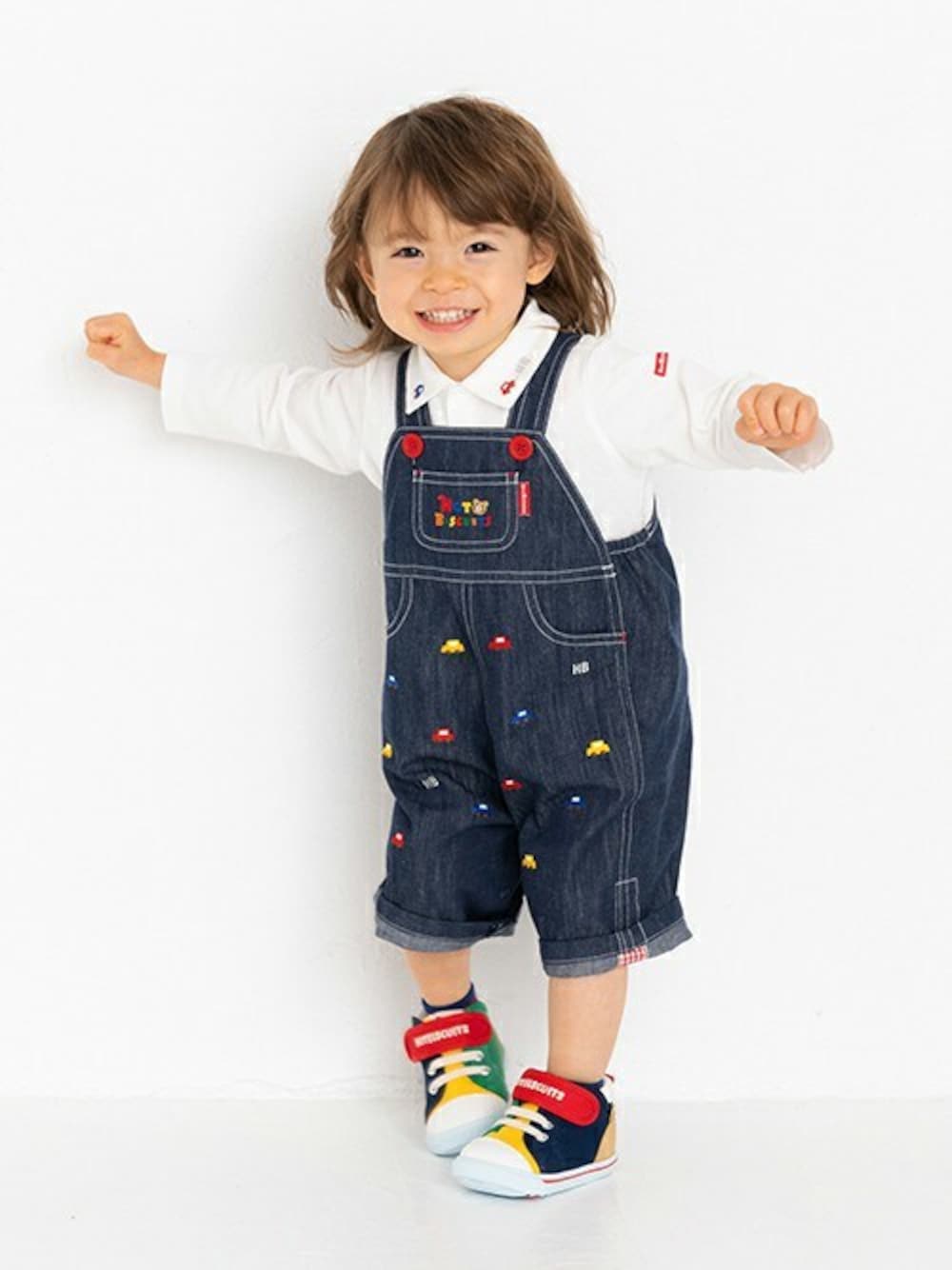 「オーバーオール、刺繍シャツ、男の子コーデ、mikihouse、ミキハウス、お出かけスタイル、秋のお出かけコーデ、ポロシャツコーデ、hotbiscuits、ホットビスケッツ」｜「HOT BISCUITSの車刺繍　天竺素材の長袖ポロシャツ（ポロシャツ、ホワイト系）」を使った、ミキハウス ホットビスケッツ店さん（キッズ・80cm）の秋コーディネートの1枚目の写真
