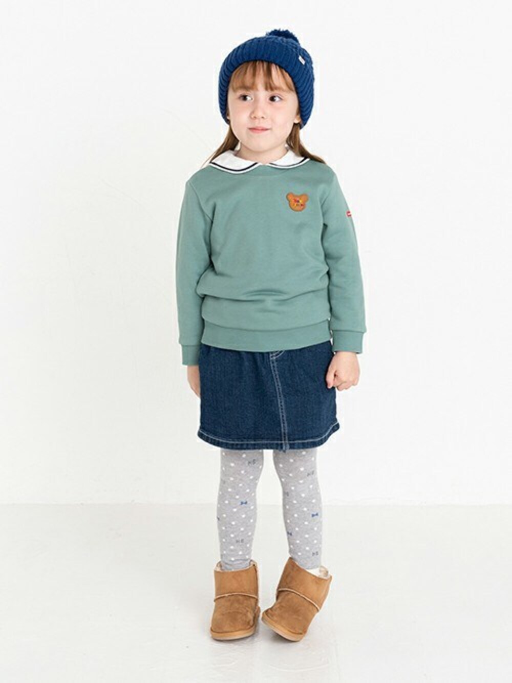 「冬、マリンコーデ、女の子コーデ、mikihouse、ミキハウス、デニム×ブーツ、キッズファッション、ウィンターマリン、hotbiscuits、ホットビスケッツ」｜「HOT BISCUITSのぼん天付きケーブル編みニット帽子（ニットキャップ/ビーニー、ブルー系）」を使った、ミキハウス ホットビスケッツ店さん（キッズ・105cm）の秋コーディネートの1枚目の写真