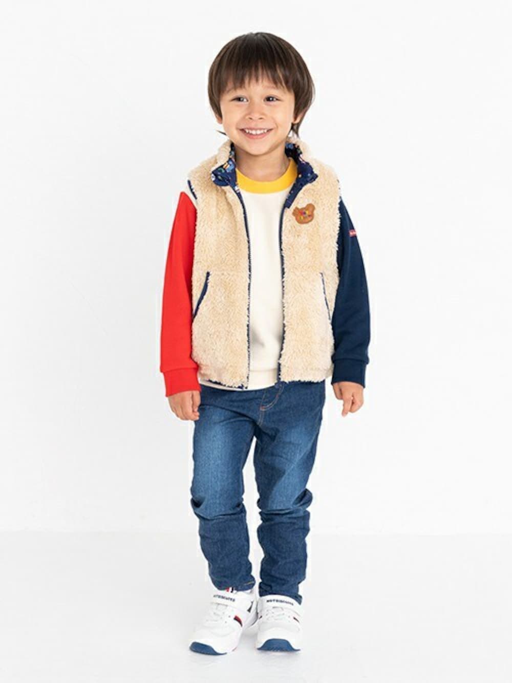 「トレーナー、ボアベスト、デニムパンツ、ホワイトスニーカー、mikihouse、ミキハウス、hotbiscuits、トレーナー×デニム、4歳男の子、ホットビスケッツ」｜「HOT BISCUITSの裏ボアフリース リバーシブル中綿ベスト（ベスト、ブルー系）」を使った、ミキハウス ホットビスケッツ店さん（キッズ・99cm）の秋コーディネートの1枚目の写真