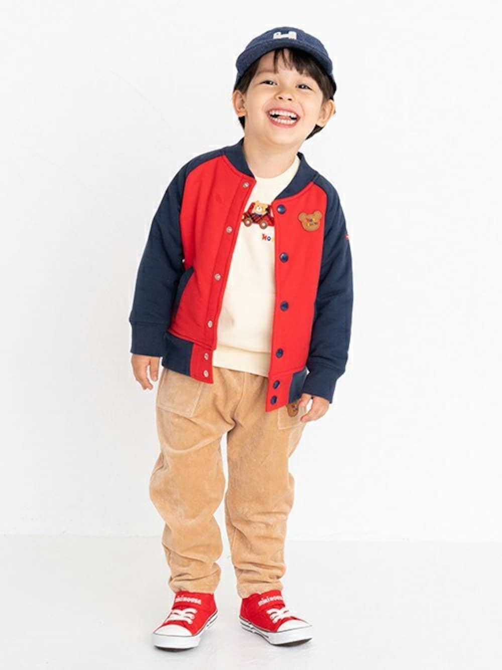 「スタジャン、コーデュロイパンツ、mikihouse、今日のコーデ、ミキハウス、秋冬コーデ、むすこーで、hotbiscuits、4歳男の子、ホットビスケッツ」｜「HOT BISCUITSのロゴ キャップ（キャップ、ブルー系）」を使った、ミキハウス ホットビスケッツ店さん（キッズ・104cm）の秋コーディネートの1枚目の写真