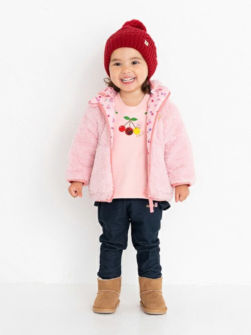 「ニット帽、ムートンブーツ、さくらんぼ、女の子コーデ、mikihouse、ミキハウス、むすめコーデ、2歳女の子、hotbiscuits、ホットビスケッツ」｜「HOT BISCUITSのぼん天付きケーブル編みニット帽子（ニットキャップ/ビーニー、レッド系）」を使った、ミキハウス ホットビスケッツ店さん（キッズ・85cm）の秋コーディネートの1枚目の写真