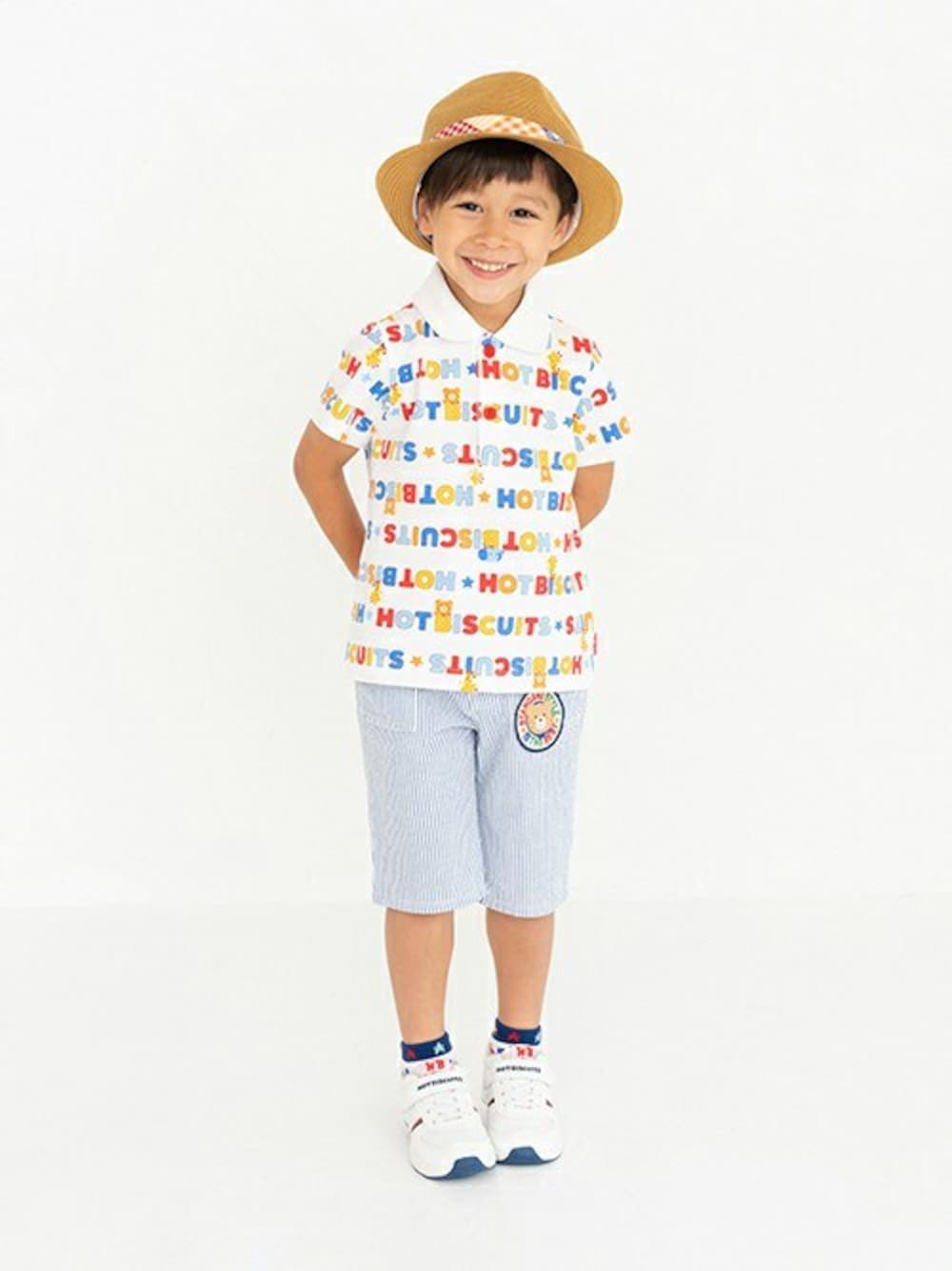 「ポロシャツ、きれい目カジュアル、ロゴTシャツ、おでかけコーデ、ミキハウス、男の子ママ、カラフルロゴ、hotbiscuits、4歳男の子、ホットビスケッツ」｜「HOT BISCUITSのパッチワーク柄 麦わら風 中折れハット（ハット、ベージュ系）」を使った、ミキハウス ホットビスケッツ店さん（キッズ・100cm）の春コーディネートの1枚目の写真