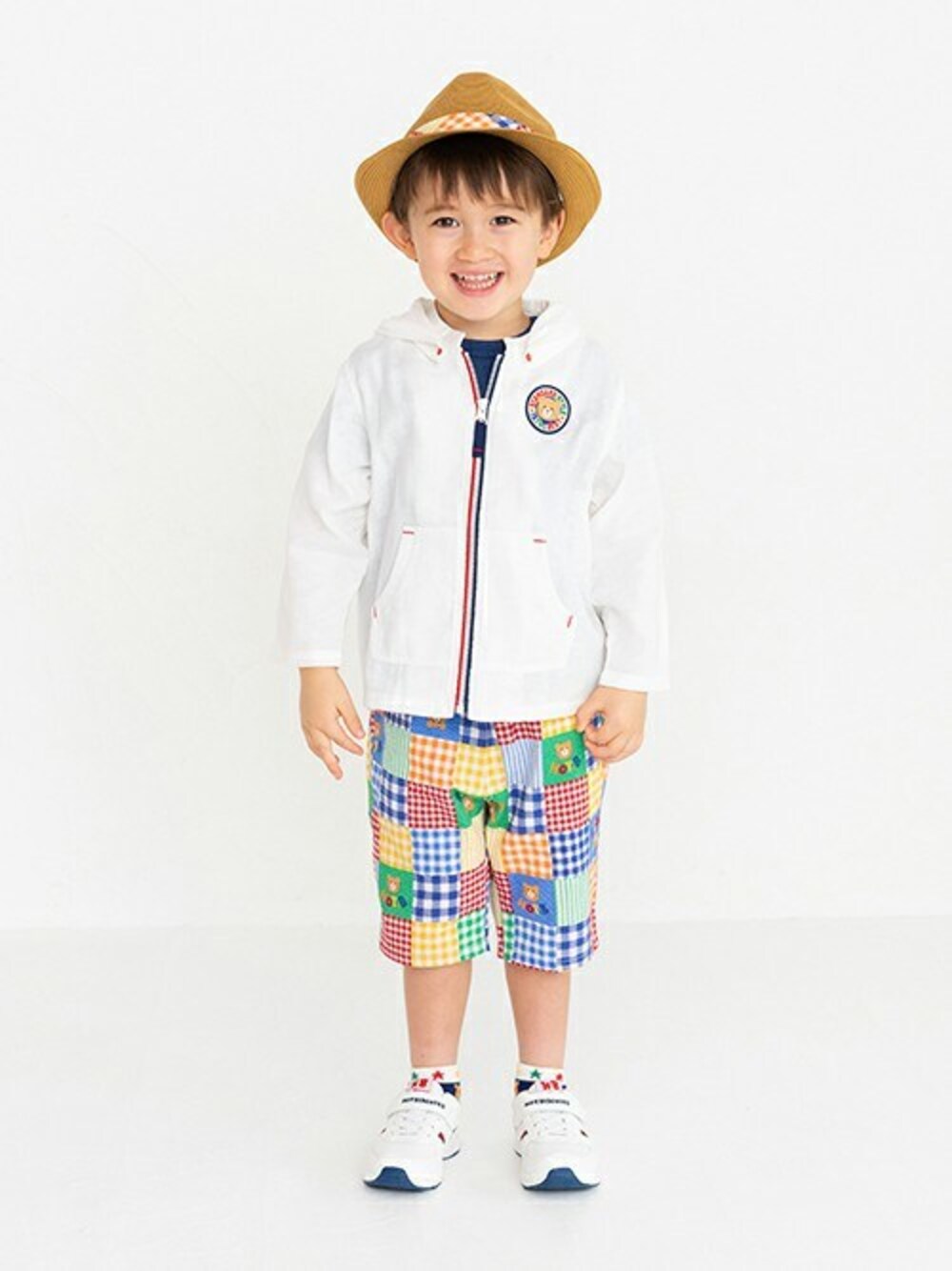 「パーカー、チェックパンツ、ミキハウス、麦わらハット、100cm、パッチワークパンツ、男の子ママ、hotbiscuits、4歳男の子、ホットビスケッツ」｜「HOT BISCUITSのパッチワーク柄 麦わら風 中折れハット（ハット、ベージュ系）」を使った、ミキハウス ホットビスケッツ店さん（キッズ・104cm）の春コーディネートの1枚目の写真