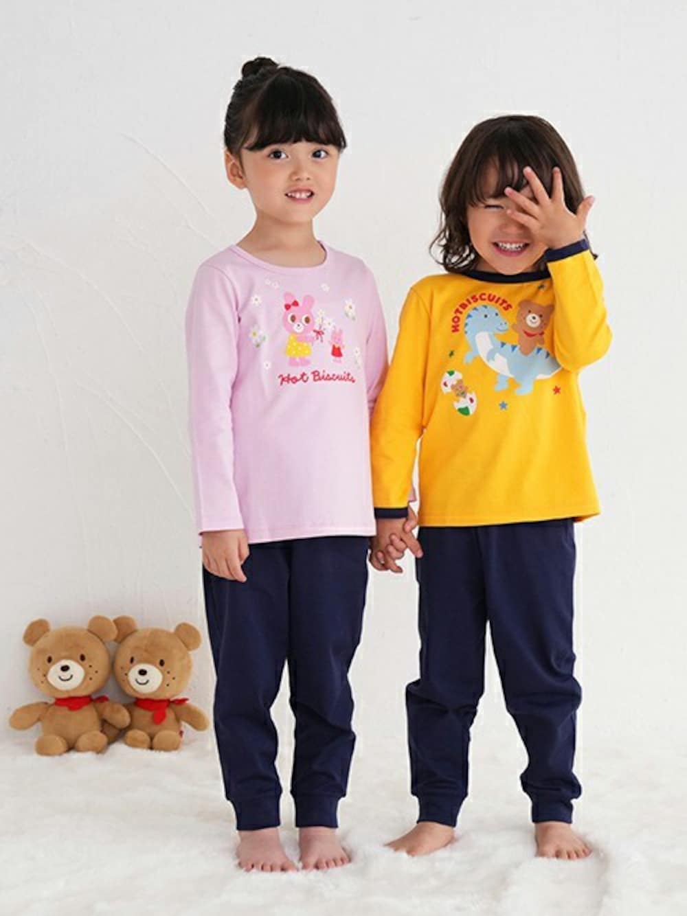 「ルームウェア、パジャマ、男の子、おうちスタイル、リラックススタイル、女の子、mikihouse、ミキハウス、ホットビスケッツ、2023AW新作」｜「HOT BISCUITSの天竺素材 恐竜柄 ルームウェア（ルームウェア/パジャマ、イエロー系）」を使った、ミキハウス ホットビスケッツ店さん（キッズ・100cm）の秋コーディネートの1枚目の写真