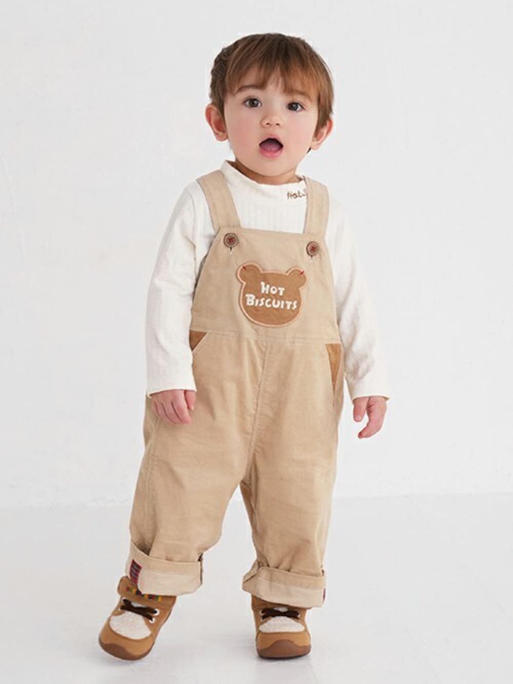 「スニーカー、ブーツ、オーバーオール、男の子、おでかけコーデ、ミキハウス、秋冬新作、80cm、ホットビスケッツ」｜「HOT BISCUITSのコーデュロイ オーバーオール（サロペット/オーバーオール、ベージュ系）」を使った、ミキハウス ホットビスケッツ店さん（キッズ・80cm）の冬コーディネートの1枚目の写真