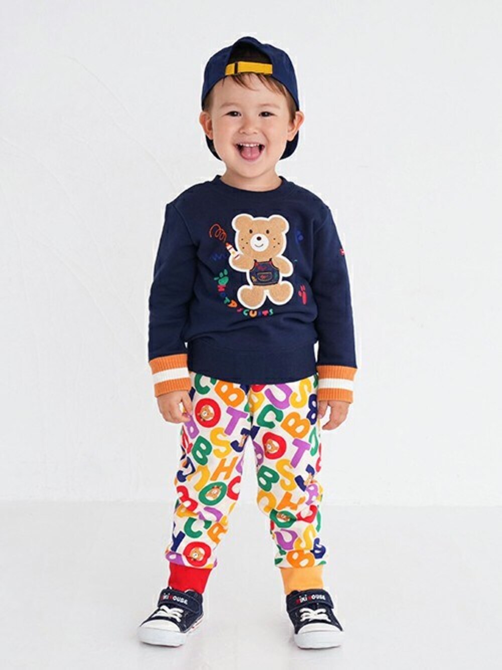 「スウェットパンツ、スニーカー、キャップ、トレーナー、カジュアルコーデ、おとこのこ、ミキハウス、秋冬新作、100cm、ホットビスケッツ」｜「HOT BISCUITSのバイカラー ロゴキャップ（キャップ、ブルー系）」を使った、ミキハウス ホットビスケッツ店さん（キッズ・99cm）の冬コーディネートの1枚目の写真