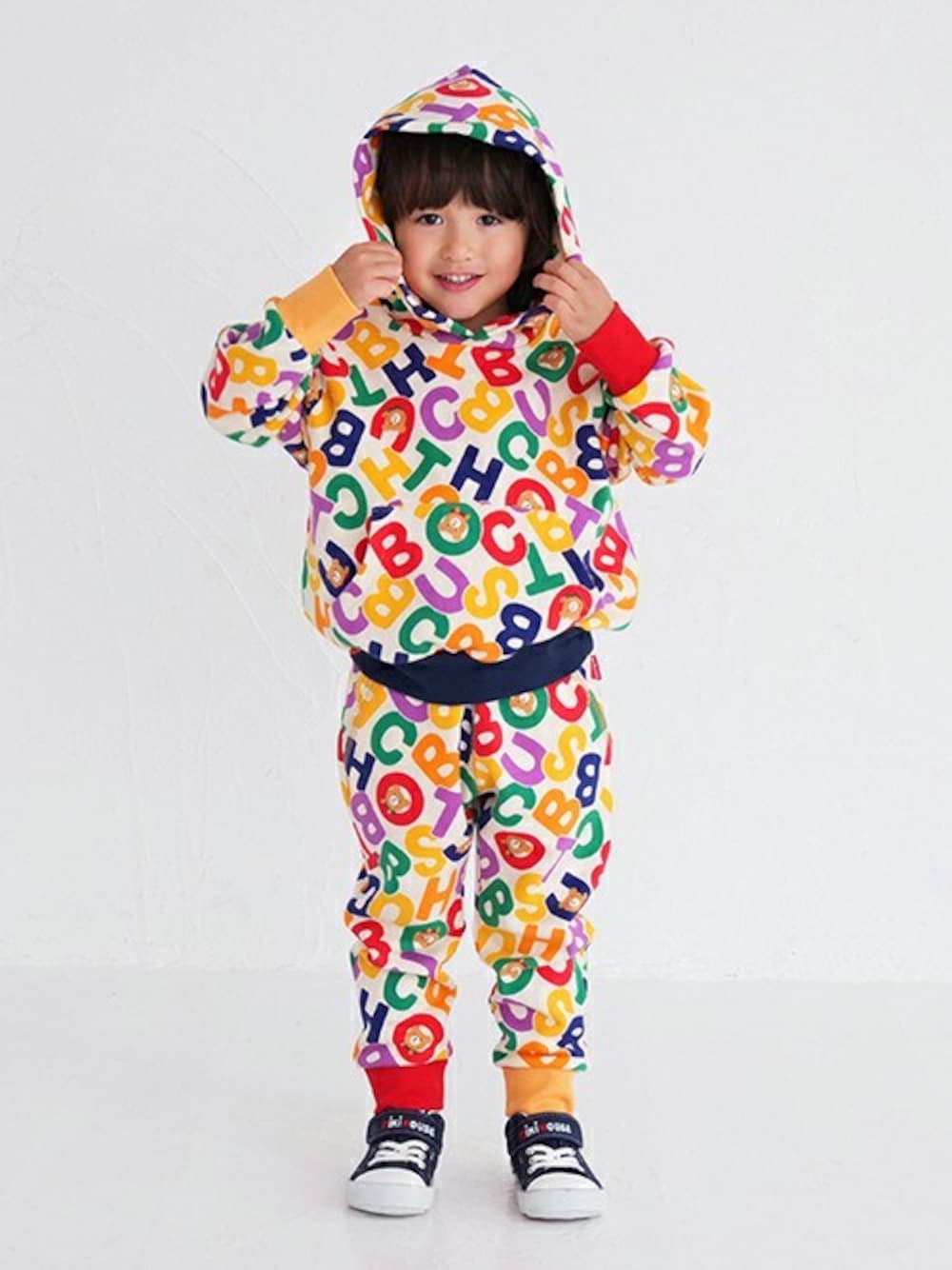 「スウェットパンツ、スニーカー、セットアップ、カラフル、おとこのこ、フーディー、ミキハウス、秋冬コーデ、100cm、ホットビスケッツ」｜「HOT BISCUITSのロゴ総柄 スウェットフーディ（スウェット、その他）」を使った、ミキハウス ホットビスケッツ店さん（キッズ・97cm）の冬コーディネートの1枚目の写真