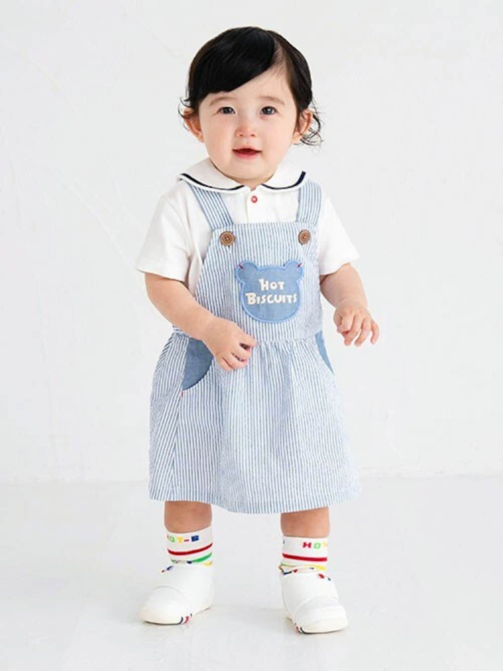 「スニーカー、ジャンパースカート、セーラーカラー、春夏コーデ、mikihouse、おでかけコーデ、ミキハウス、おんなのこコーデ、hotbiscuits、ホットビスケッツ」｜「HOT BISCUITSのロゴ刺繍 セーラーカラー 半袖Tシャツ（Tシャツ/カットソー、ホワイト系）」を使った、ミキハウス ホットビスケッツ店さん（キッズ・70cm）の春コーディネートの1枚目の写真