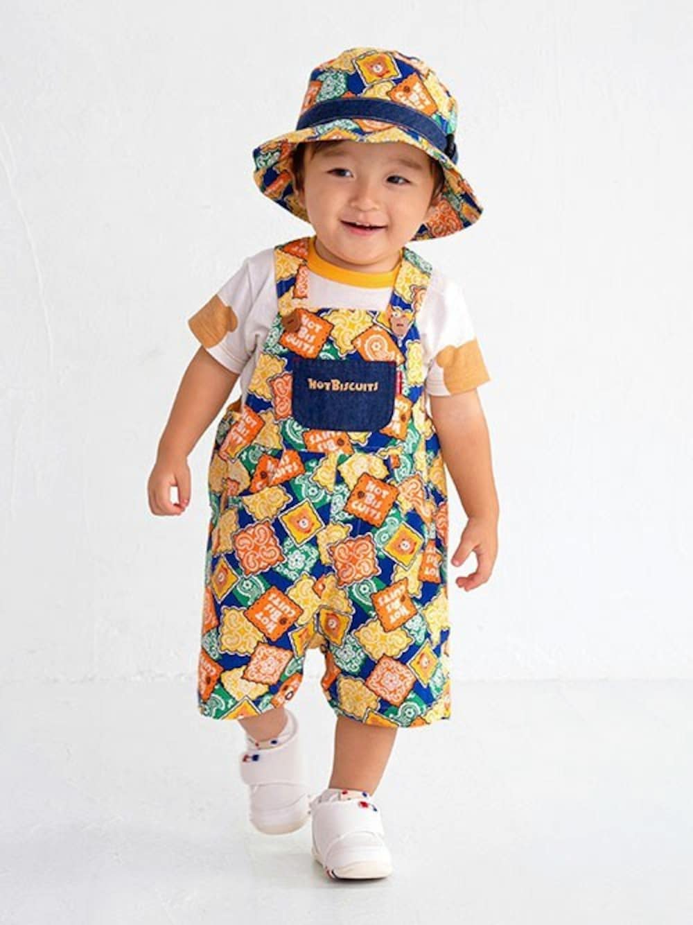 「オーバーオール、春夏コーデ、男の子コーデ、mikihouse、おでかけコーデ、ミキハウス、リンクコーデ、hotbiscuits、ホットビスケッツ」｜「HOT BISCUITSのバンダナ柄 帽子（ハット、その他）」を使った、ミキハウス ホットビスケッツ店さん（キッズ・75cm）の春コーディネートの1枚目の写真