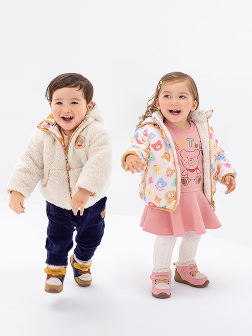 「アウター、おそろいコーデ、ワンピーススタイル、女の子コーデ、男の子コーデ、mikihouse、ミキハウス、秋冬コーデ、hotbiscuits、ホットビスケッツ」｜「HOT BISCUITSの【NEW Color Series】裏毛パイル素材 フレアワンピース（ワンピース、ピンク系）」を使った、ミキハウス ホットビスケッツ店さん（キッズ・81cm）の秋コーディネートの1枚目の写真