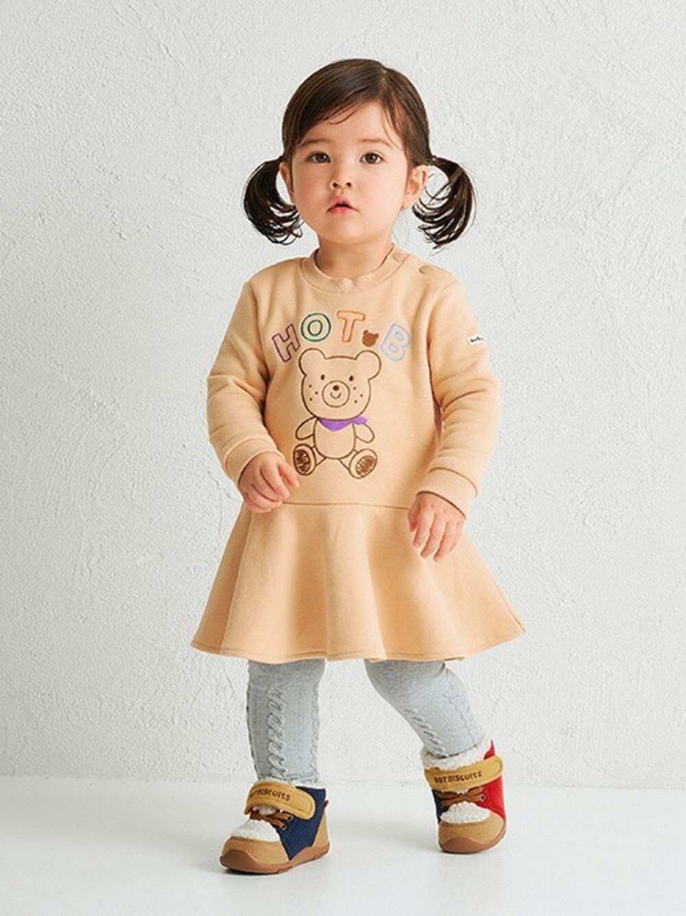 「ワンピース、フレアスカート、おそろいコーデ、女の子コーデ、mikihouse、おでかけコーデ、ミキハウス、hotbiscuits、ホットビスケッツ、NEW Color Series」｜「HOT BISCUITSの【NEW Color Series】裏毛パイル素材 フレアワンピース（ワンピース、ベージュ系）」を使った、ミキハウス ホットビスケッツ店さん（キッズ・82cm）の秋コーディネートの1枚目の写真