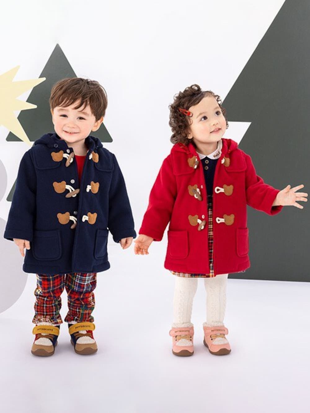 「ブーツ、ダッフルコート、女の子コーデ、男の子コーデ、mikihouse、おでかけコーデ、ミキハウス、クリスマスコーデ、hotbiscuits、ホットビスケッツ」｜「HOT BISCUITSのフリースボンディング ダッフルコート（ダッフルコート、ブルー系）」を使った、ミキハウス ホットビスケッツ店さん（キッズ・82cm）の冬コーディネートの1枚目の写真