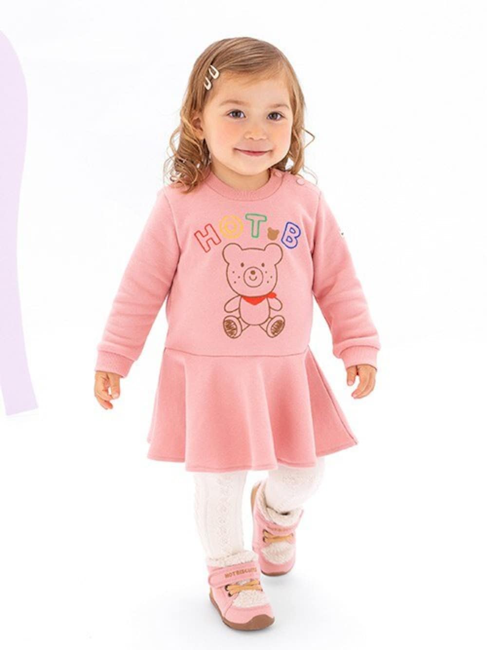 「ワンピース、ブーツ、タイツ、女の子コーデ、mikihouse、おでかけコーデ、ミキハウス、hotbiscuits、ホットビスケッツ」｜「HOT BISCUITSの【NEW Color Series】裏毛パイル素材 フレアワンピース（ワンピース、ピンク系）」を使った、ミキハウス ホットビスケッツ店さん（キッズ・80cm）の冬コーディネートの1枚目の写真