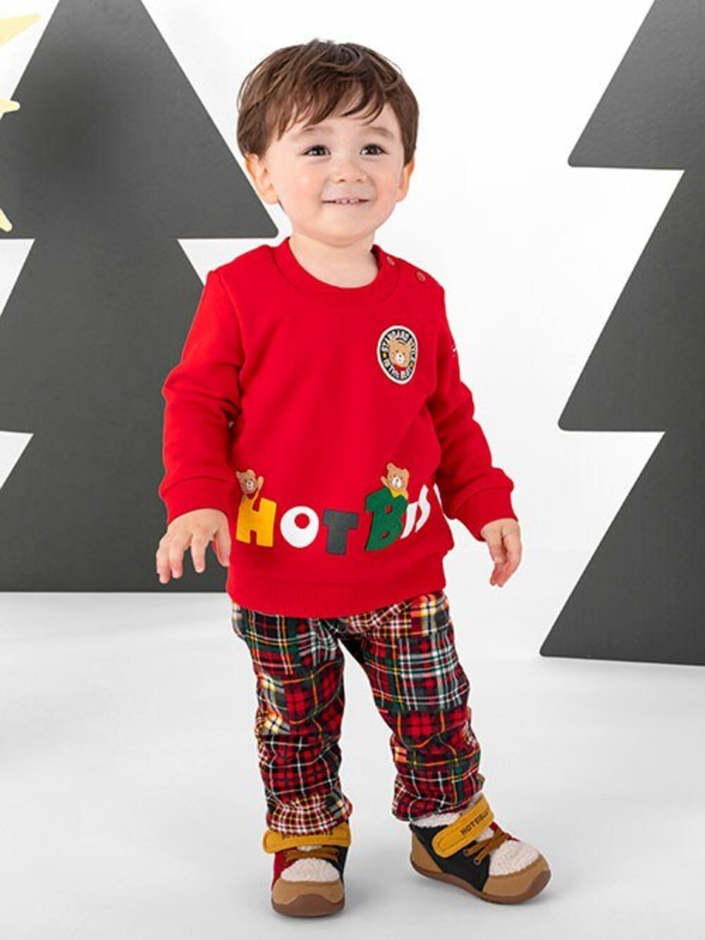 「ブーツ、チェックパンツ、ロゴスウェット、男の子コーデ、mikihouse、おでかけコーデ、ミキハウス、スウェットコーデ、hotbiscuits、ホットビスケッツ」｜「HOT BISCUITSの立体ロゴ×キャラクタートレーナー（スウェット、レッド系）」を使った、ミキハウス ホットビスケッツ店さん（キッズ・82cm）の冬コーディネートの1枚目の写真