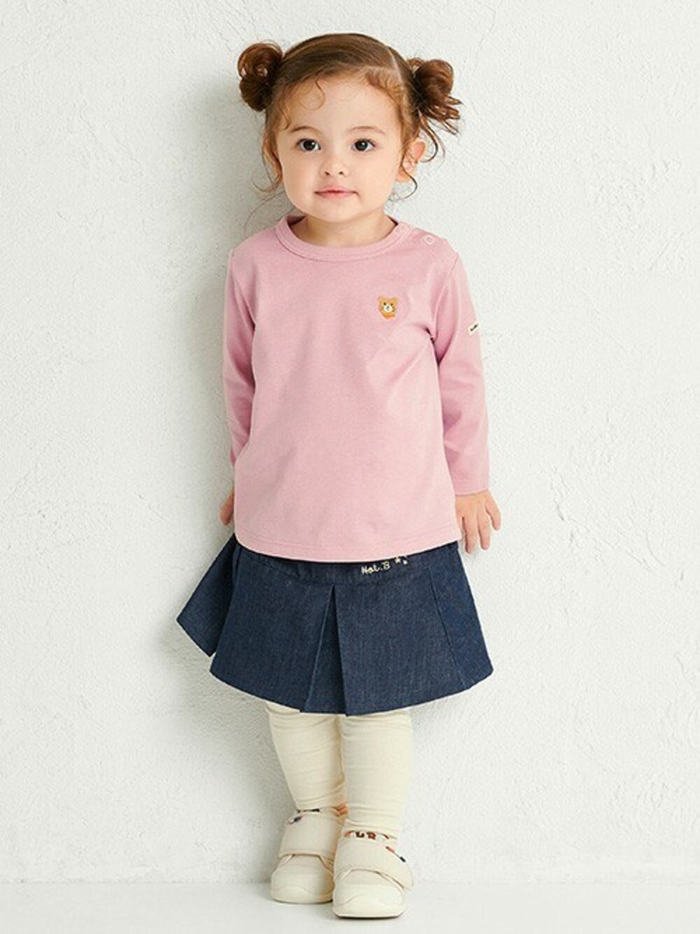 「ユニセックス、シンプルコーデ、mikihouse、ミキハウス、公園コーデ、Tシャツコーデ、通園コーデ、hotbiscuits、ホットビスケッツ、2025春夏新作」｜「HOT BISCUITSの【Everyday Series】ワンポイント 長袖Tシャツ（Tシャツ/カットソー、ピンク系）」を使った、ミキハウス ホットビスケッツ店さん（キッズ・83cm）の春コーディネートの1枚目の写真