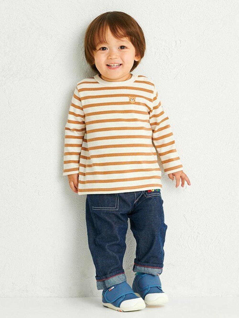 「デニムパンツ、ユニセックス、ボーダーTシャツ、mikihouse、おでかけコーデ、ミキハウス、リンクコーデ、通園コーデ、hotbiscuits、ホットビスケッツ」｜「HOT BISCUITSのボーダー柄 ワンポイント長袖Tシャツ（Tシャツ/カットソー、ベージュ系）」を使った、ミキハウス ホットビスケッツ店さん（キッズ・83cm）の春コーディネートの1枚目の写真