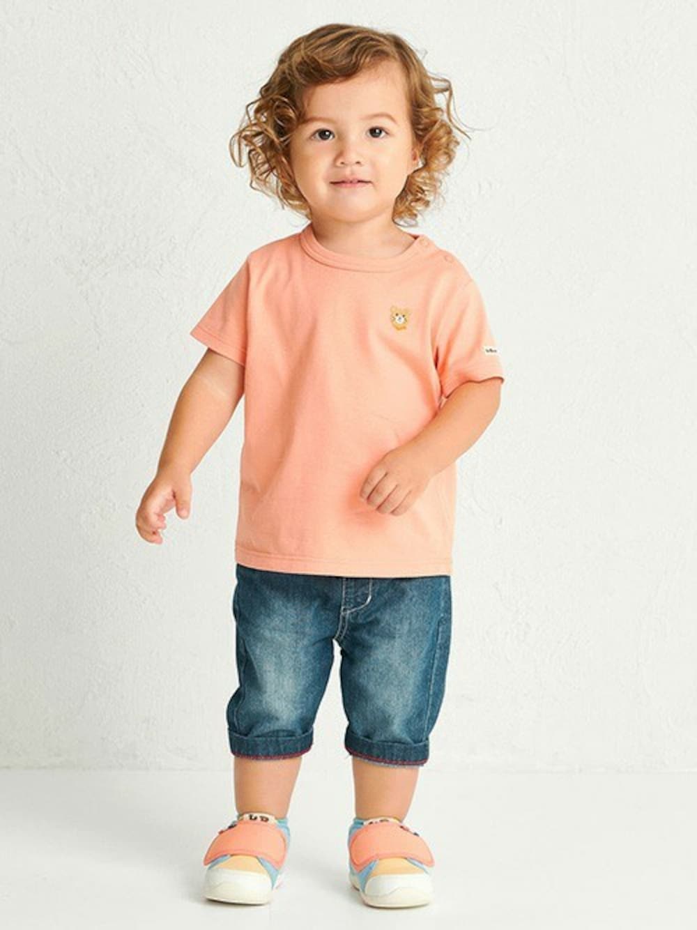 「Tシャツ、ユニセックス、シンプルコーデ、mikihouse、ミキハウス、オレンジコーデ、通園コーデ、hotbiscuits、ホットビスケッツ、2025春夏新作」｜「HOT BISCUITSの【Everyday Series】ワンポイント 半袖Tシャツ（Tシャツ/カットソー、オレンジ系）」を使った、ミキハウス ホットビスケッツ店さん（キッズ・83cm）の春コーディネートの1枚目の写真
