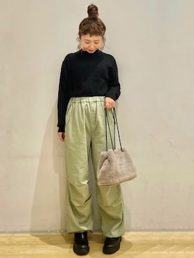 「earth music&ecology（アースミュージックアンドエコロジー）のアイテム（ニット/セーター、ブラック系）」を使った、earth music&ecology officialさん（レディース・154cm）の冬コーディネート