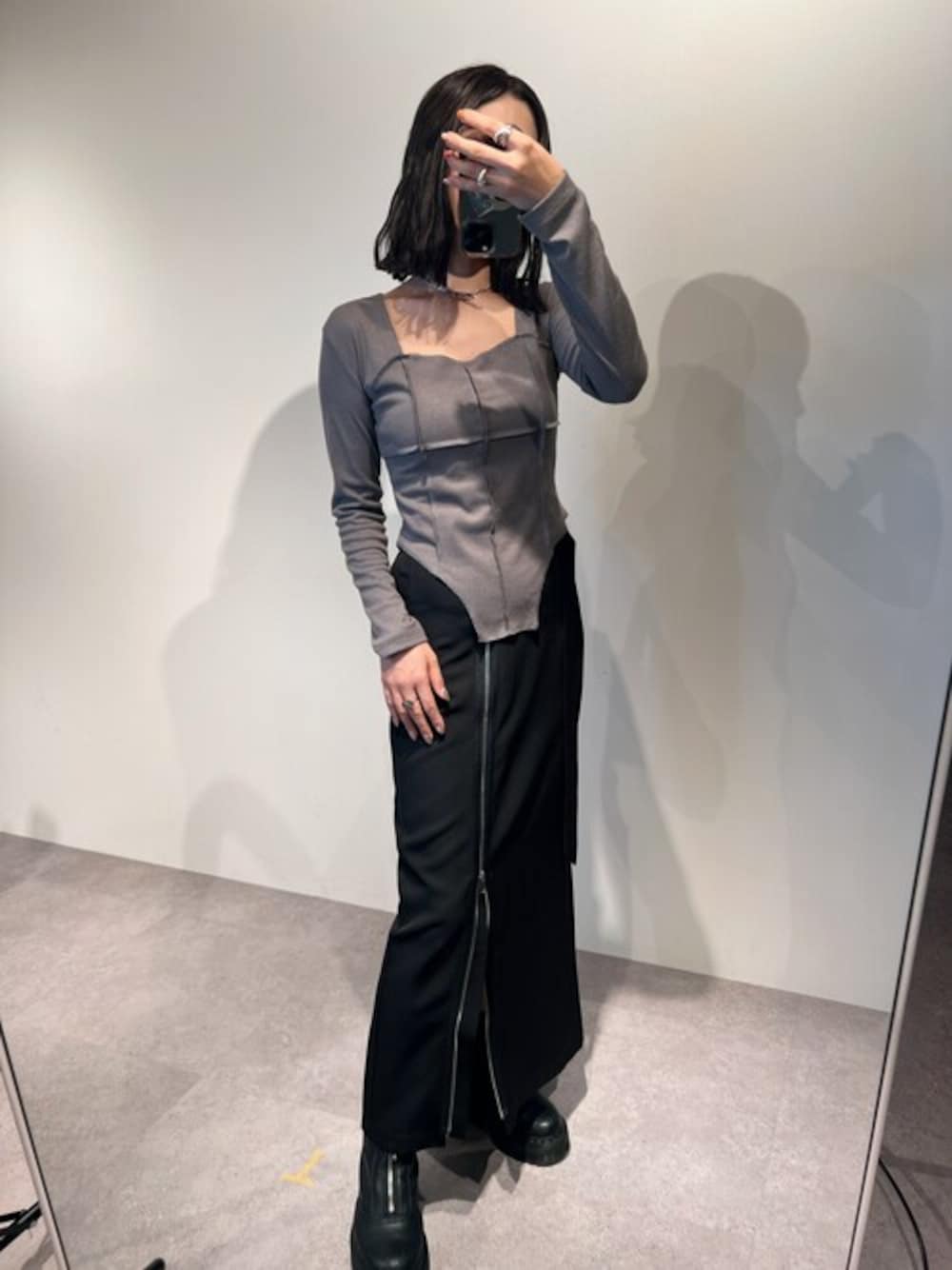 「スクエアネック(ネック)、秋のコーデ、ロンT、ロングスカート、秋服、秋、秋コーデ、秋冬コーデ、秋服コーデ、ジップスカート」｜「Solaceのボディースーツライクリブトップス（Tシャツ/カットソー、グレー系）」を使った、ERIKO24さん（骨格ウェーブ・レディース・163cm）の秋コーディネートの1枚目の写真