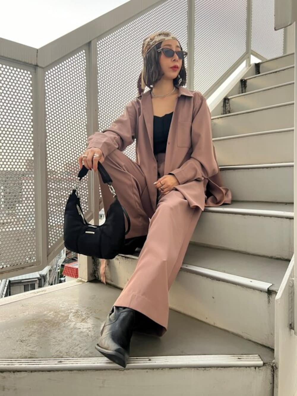 「セットアップ、シャツ、パンツスタイル、シャツスタイル、セットアップスタイル、シャツコーデ、パンツコーデ、セットアイテム、セットアップコーデ、パイピングシャツ」｜「Solaceのカラーパイピングシャツ（シャツ/ブラウス、ブラウン系）」を使った、ERIKO24さん（骨格ウェーブ・レディース・163cm）の秋コーディネートの1枚目の写真