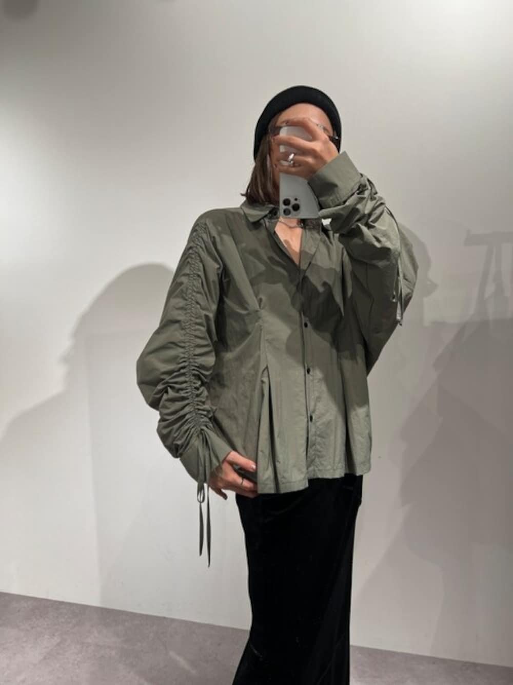 「カジュアル、シャツ、ベロア、モード、シャツスタイル、ギャザー、シャツコーデ、ベロアスカート、ギャザーブラウス、ギャザースリーブ」｜「Solaceのスリーブギャザーオーバーシャツ（シャツ/ブラウス、グリーン系）」を使った、ERIKO24さん（骨格ウェーブ・レディース・164cm）の秋コーディネートの1枚目の写真
