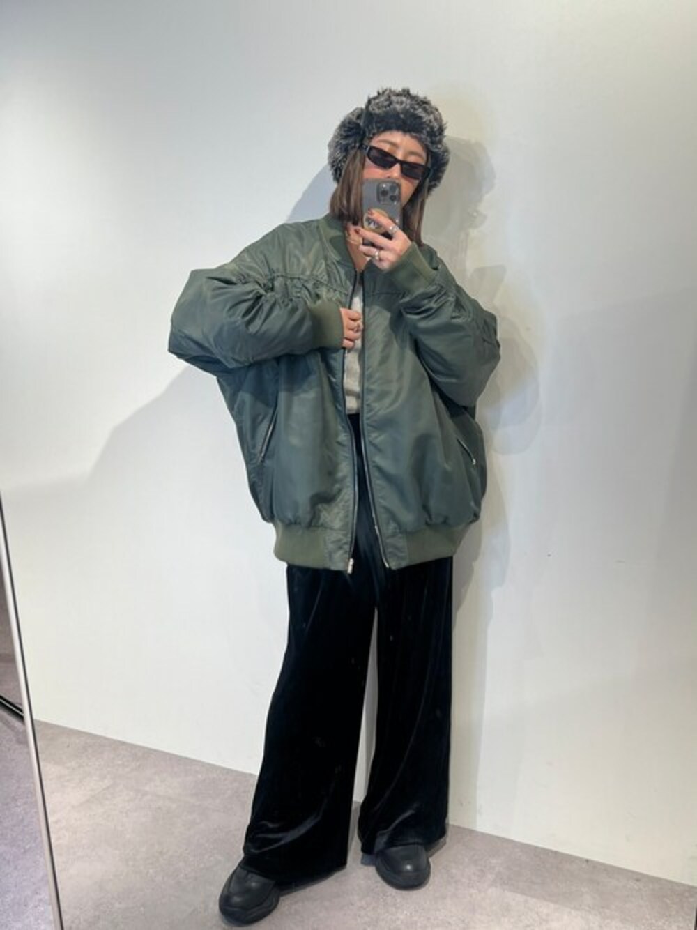 「ブルゾン、アウター、MA-1、MA1、冬コーデ、ベロア、秋冬コーデ、ベロアパンツ、ブルゾンコーデ、アウターコーデ」｜「Solaceの【ユニセックス】オーバーサイズギャザーブルゾン（MA-1、グリーン系）」を使った、ERIKO24さん（骨格ウェーブ・レディース・164cm）の秋コーディネートの1枚目の写真