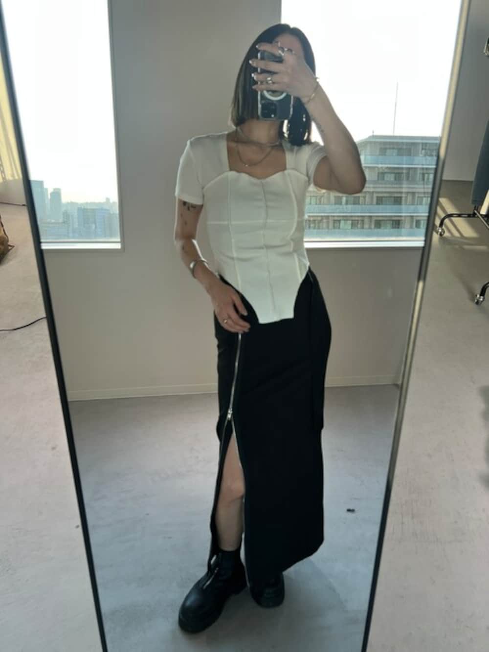 「ロングスカート、Tシャツスタイル、フェススタイル、Tシャツ×スカート、Tシャツコーデ、フェスコーデ、ボディスーツ、ジップスカート、ロングスカートコーデ、Tシャツ/カットソー」｜「SolaceのスクエアネックスリムテレコリブTシャツ（Tシャツ/カットソー、ホワイト系）」を使った、ERIKO24さん（レディース・164cm）の春コーディネートの1枚目の写真