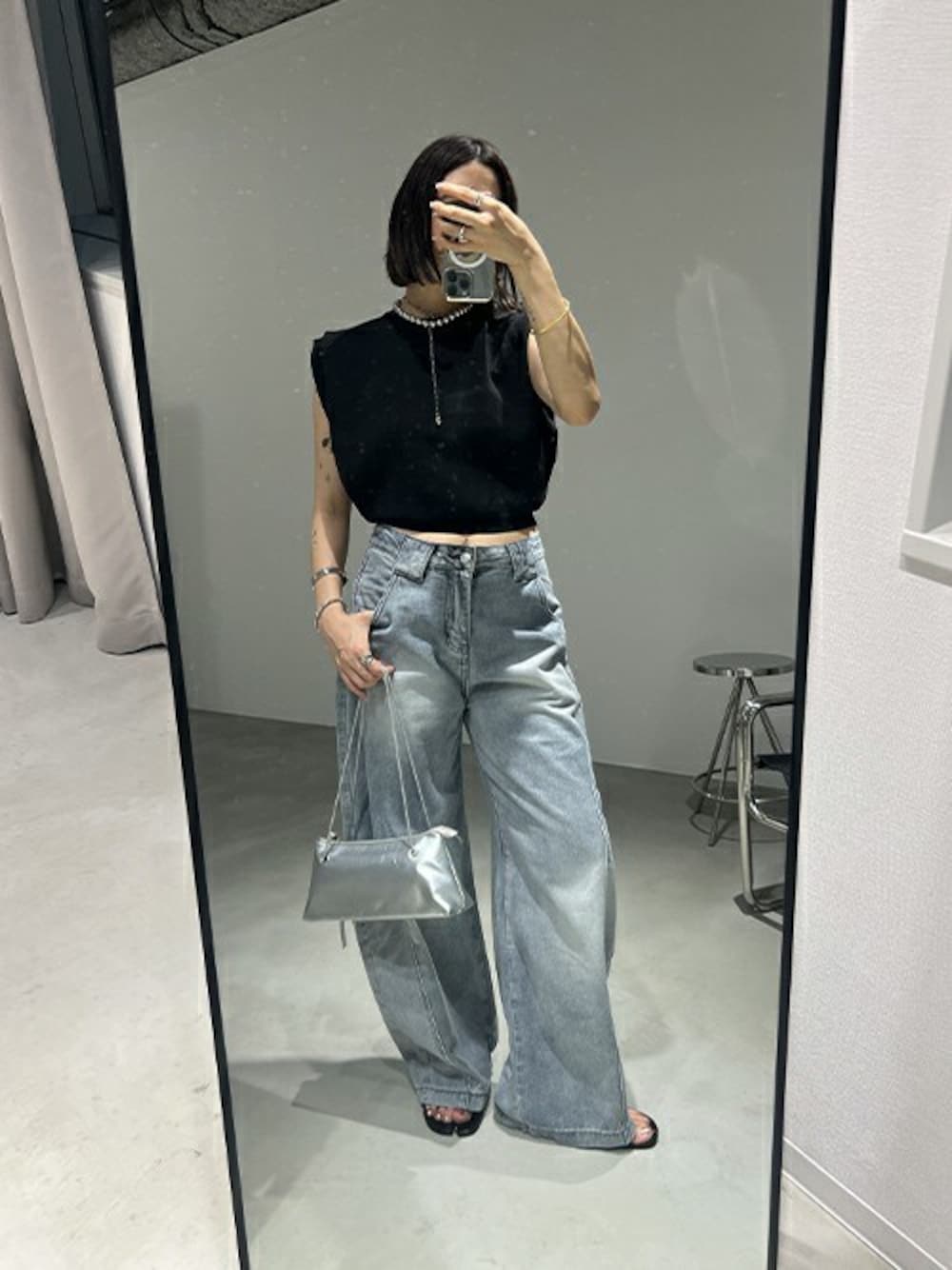 「デニムパンツ、デニムコーデ、ノースリーブニット、足袋サンダル」｜「Solaceのワイドリブノースリーブニット（ニット/セーター、ブラック系）」を使った、ERIKO24さん（レディース・164cm）の春コーディネートの1枚目の写真