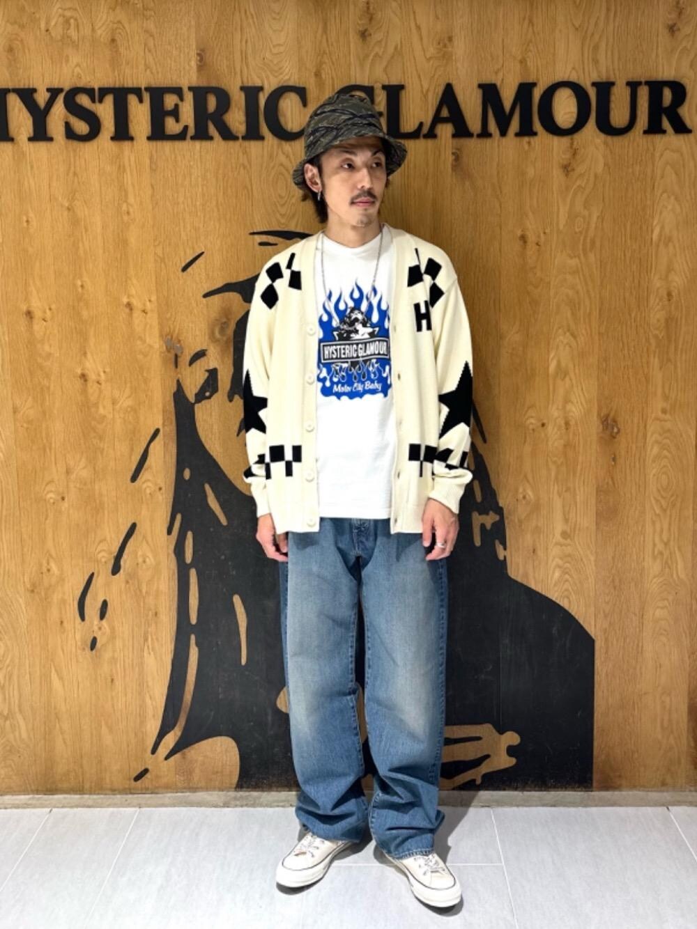 「デニム、アメカジ、ハット、ヒステリックグラマー、HYSTERIC GLAMOUR、ニット 」｜「HYSTERIC GLAMOURのBARBED WIRE CAMO柄 バケットハット（ハット、グリーン系）」を使った、森 拓巳さん（メンズ・176cm）の冬コーディネートの1枚目の写真