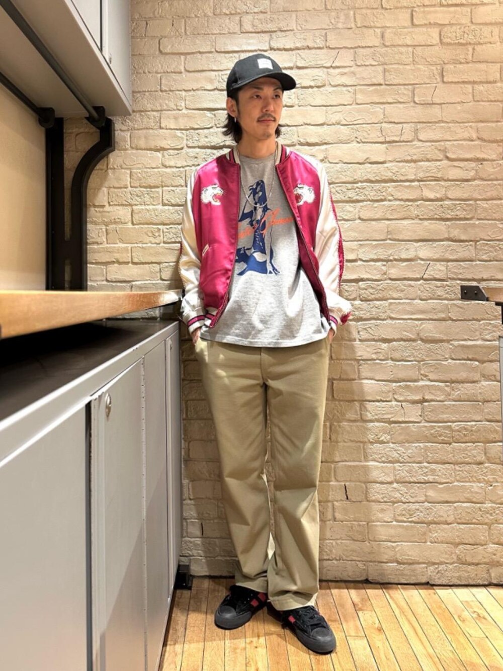 「アメカジ、ヒステリックグラマー、HYSTERIC GLAMOUR」｜「HYSTERIC GLAMOURのチノパンツ（チノパンツ、ベージュ系）」を使った、森 拓巳さん（メンズ・176cm）の冬コーディネートの1枚目の写真