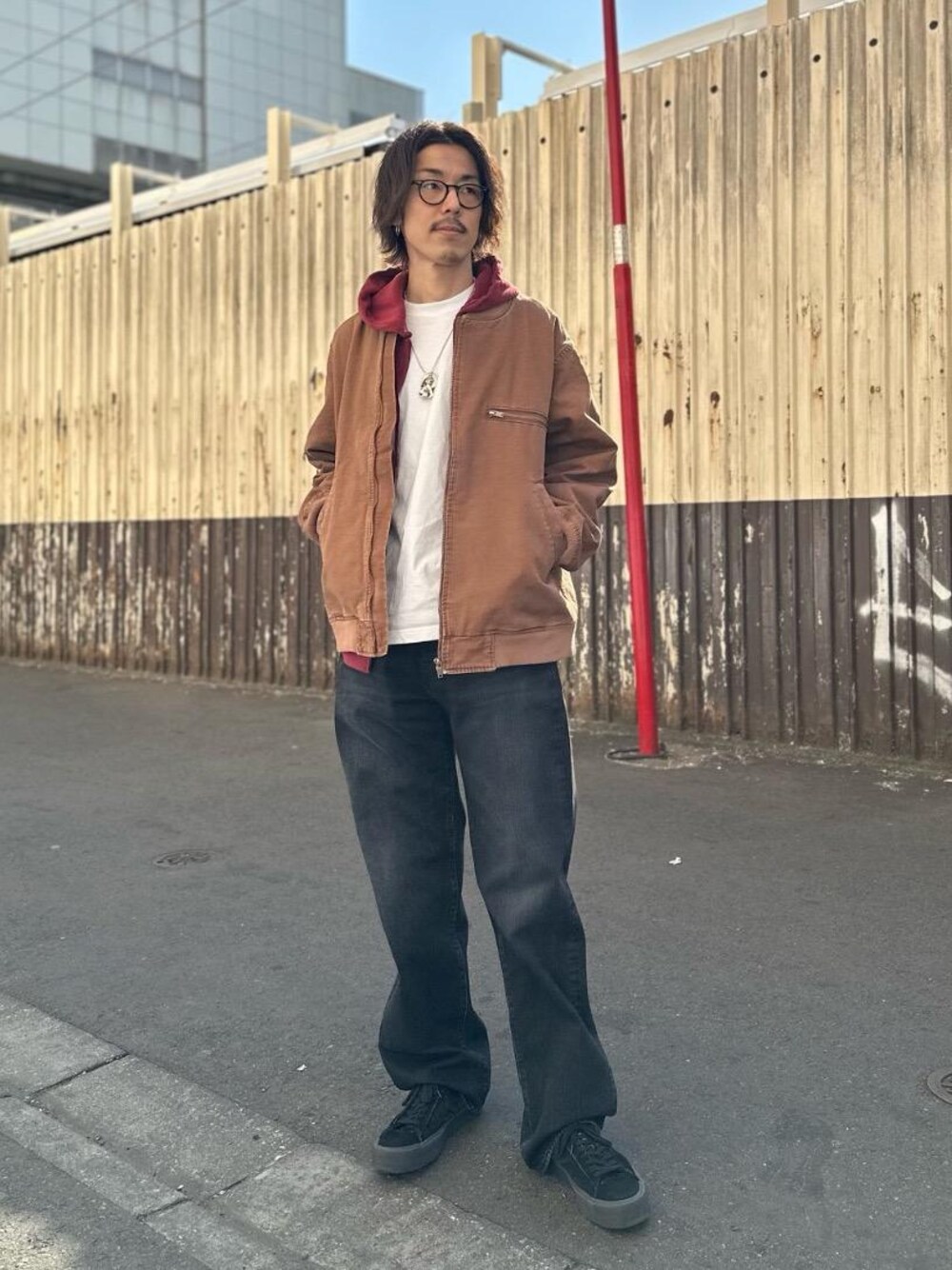 「アメカジ、ストリート、ヒステリックグラマー、HYSTERIC GLAMOUR」｜「HYSTERIC GLAMOURのGUITAR GIRL ボールチェーンネックス（ネックレス、シルバー系）」を使った、森 拓巳さん（メンズ・176cm）の春コーディネートの1枚目の写真