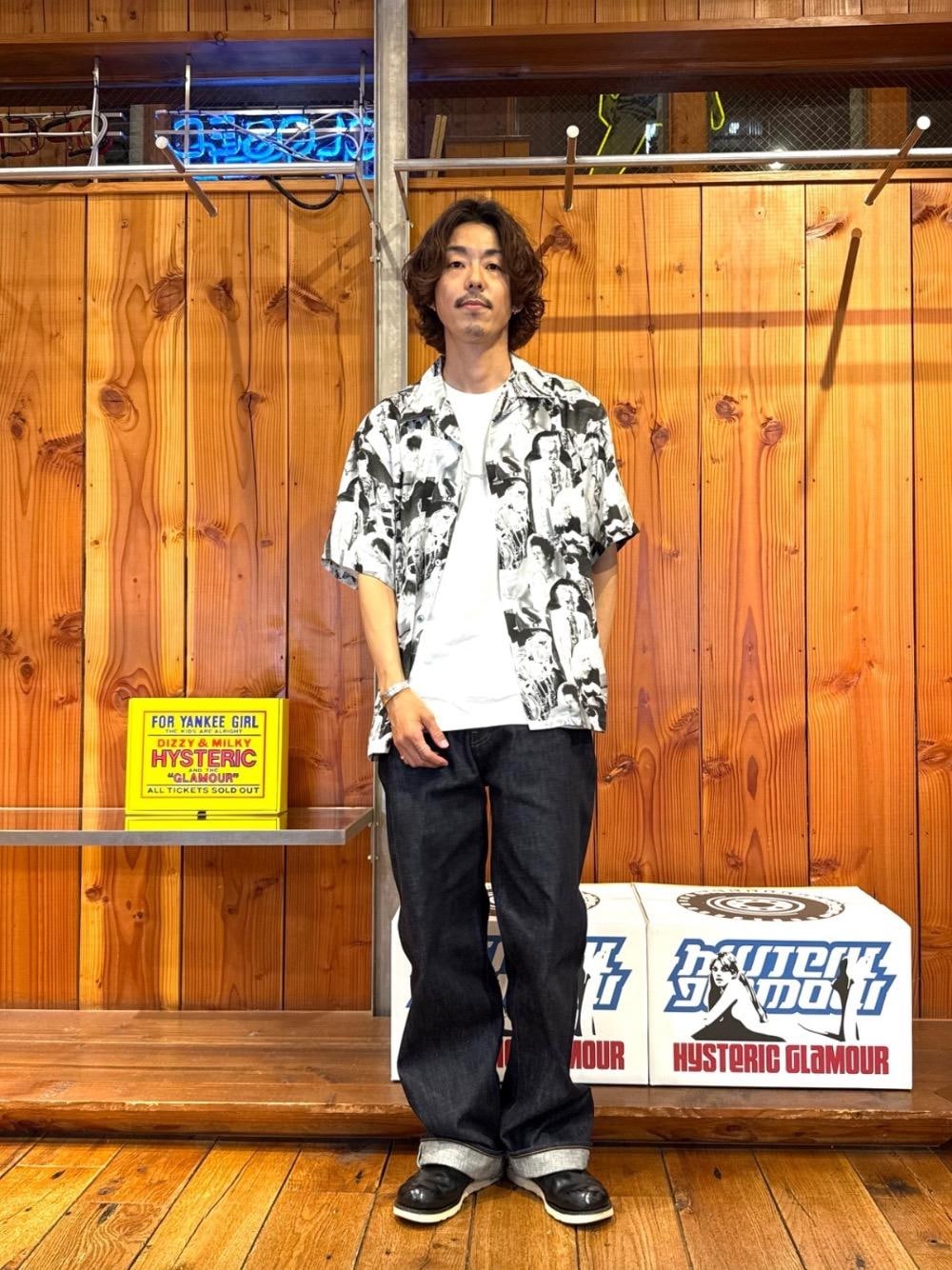 ホワイト系のTシャツ/カットソー、ブラック系のシャツ/ブラウス、ブルー系のデニムパンツを着用したメンズの夏コーディネートの1枚目の写真