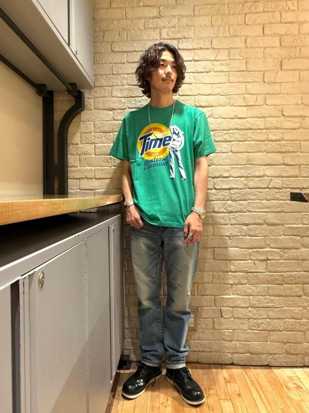 「アメカジ、Tシャツ、ヒステリックグラマー、HYSTERIC GLAMOUR、デニム 」｜「HYSTERIC GLAMOURのPARTY TIME Tシャツ（Tシャツ/カットソー、グリーン系）」を使った、森 拓巳さん（メンズ・175cm）の夏コーディネートの1枚目の写真