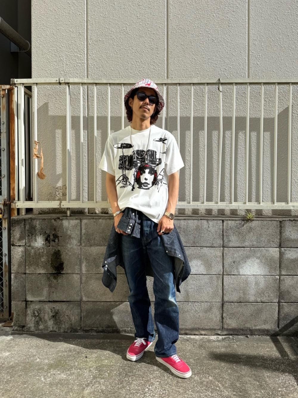 ブルー系のシャツ/ブラウス、ホワイト系のTシャツ/カットソー、ブラック系のサングラスを着用したメンズの夏コーディネートの1枚目の写真