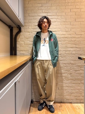 「アイテム（チノパンツ）」を使った、森 拓巳さん（メンズ・175cm）の秋コーディネート