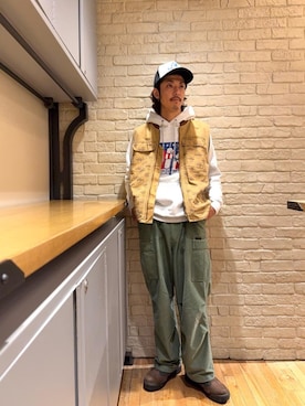 「アイテム（ベスト）」を使った、森 拓巳さん（メンズ・175cm）の秋コーディネート