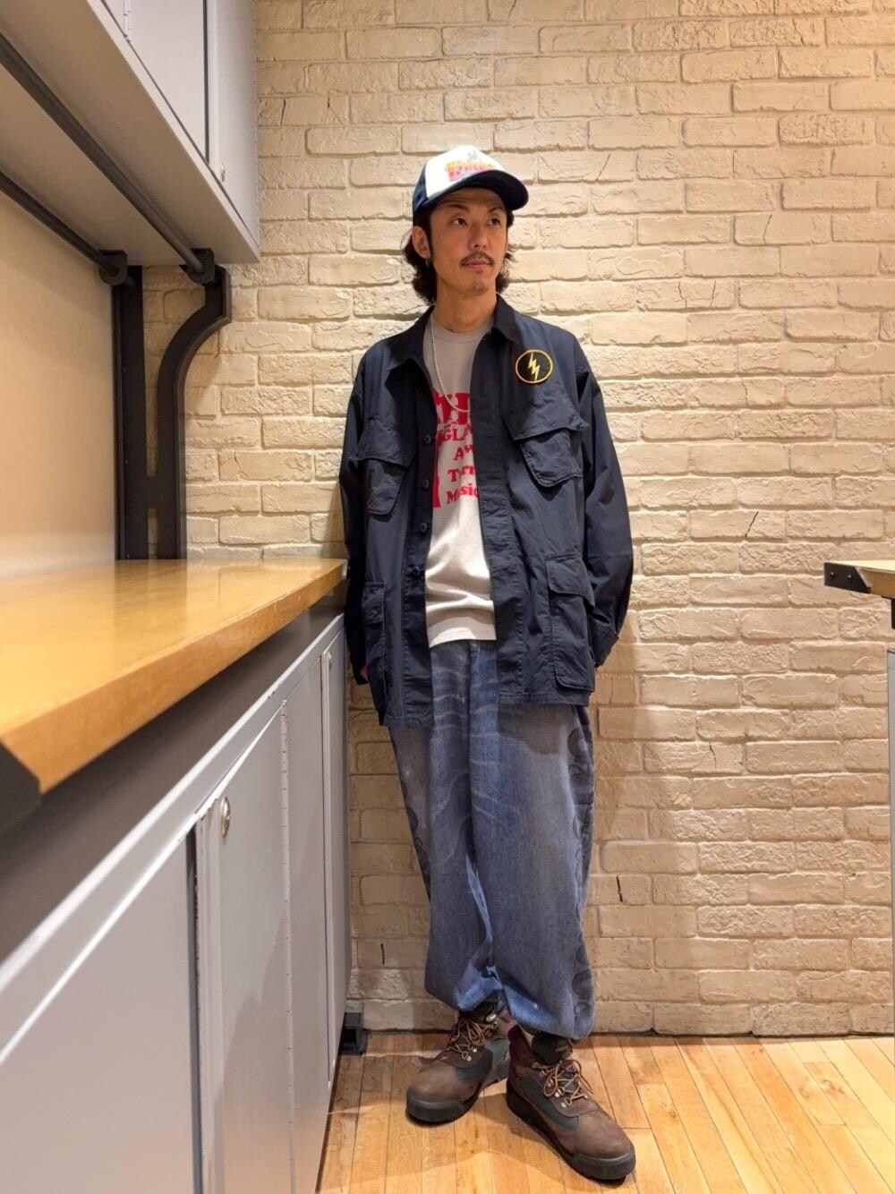 ブルー系のシャツ/ブラウス、グレー系のTシャツ/カットソー、ブルー系のキャップを着用したメンズの秋コーディネートの1枚目の写真