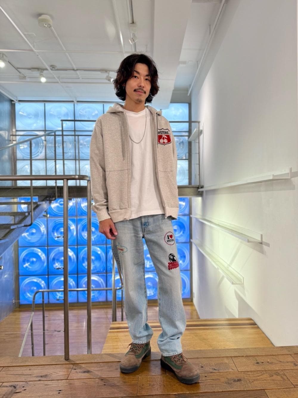 グレー系のパーカー、ブルー系のその他パンツを着用したメンズの冬コーディネートの1枚目の写真