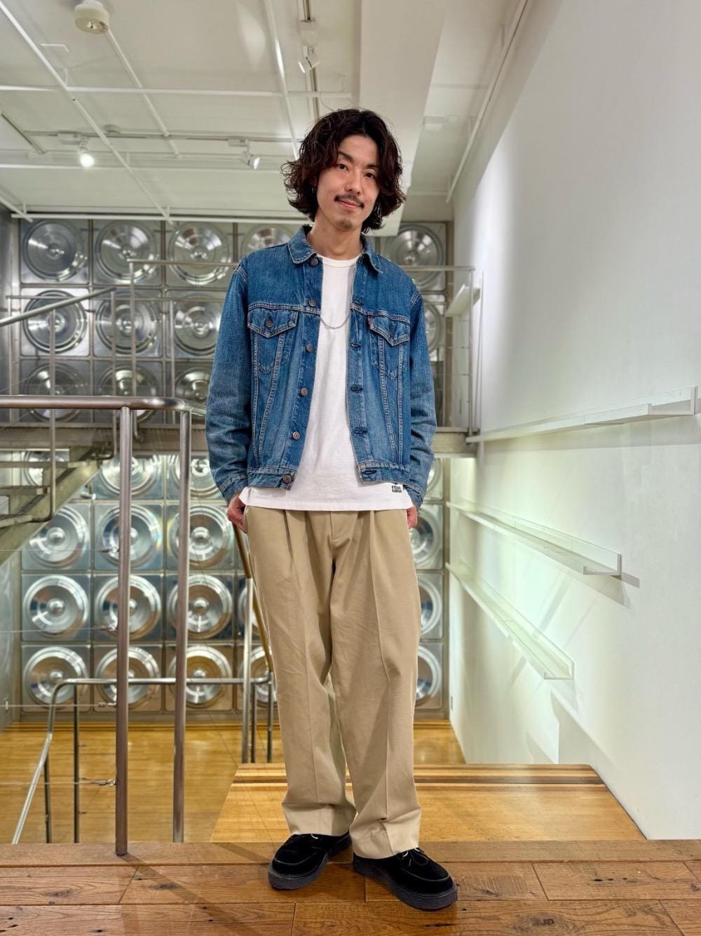 ベージュ系のチノパンツ、ホワイト系のTシャツ/カットソー、ブラック系のローファーを着用したメンズの冬コーディネートの1枚目の写真