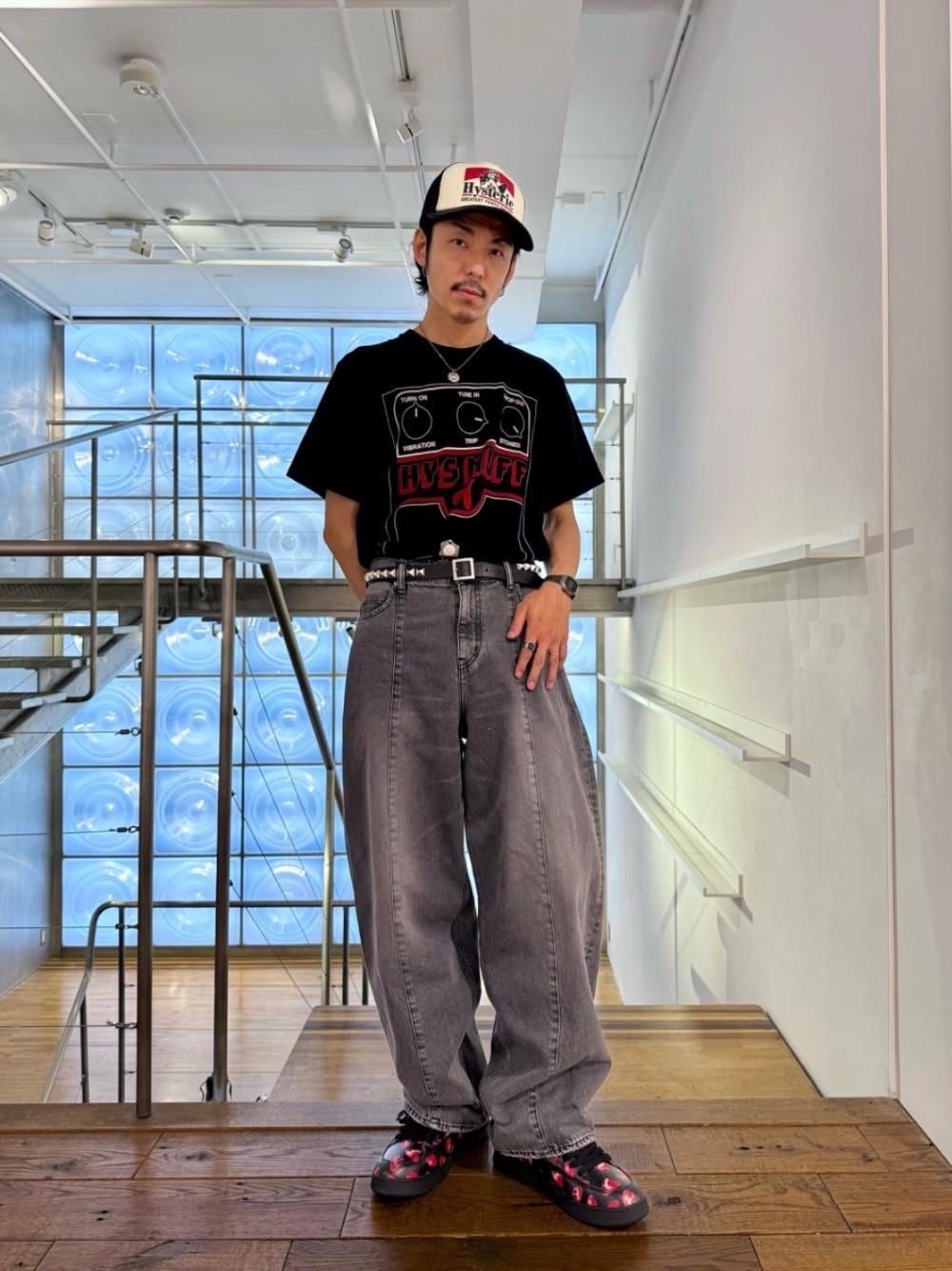 ブラック系のデニムパンツ、ブラック系のTシャツ/カットソー、ブラック系のキャップを着用したメンズの夏コーディネートの1枚目の写真