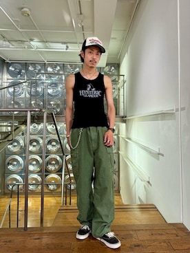 「HYSTERIC GLAMOUR（ヒステリックグラマー）の6ポケットカーゴパンツ（カーゴパンツ、グリーン系）」を使った、森 拓巳さん（メンズ・176cm）の夏コーディネート