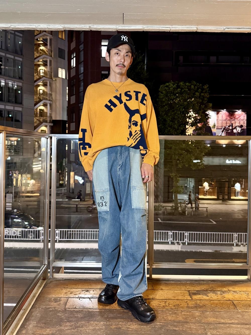 ブルー系のデニムパンツ、イエロー系のニット/セーターを着用したメンズの夏コーディネートの1枚目の写真