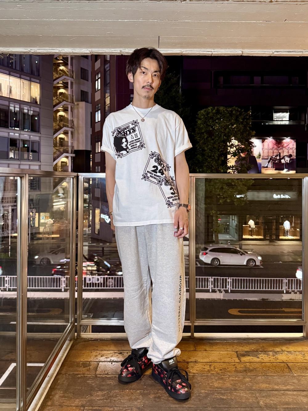 グレー系のスウェットパンツ、ホワイト系のTシャツ/カットソーを着用したメンズの夏コーディネートの1枚目の写真