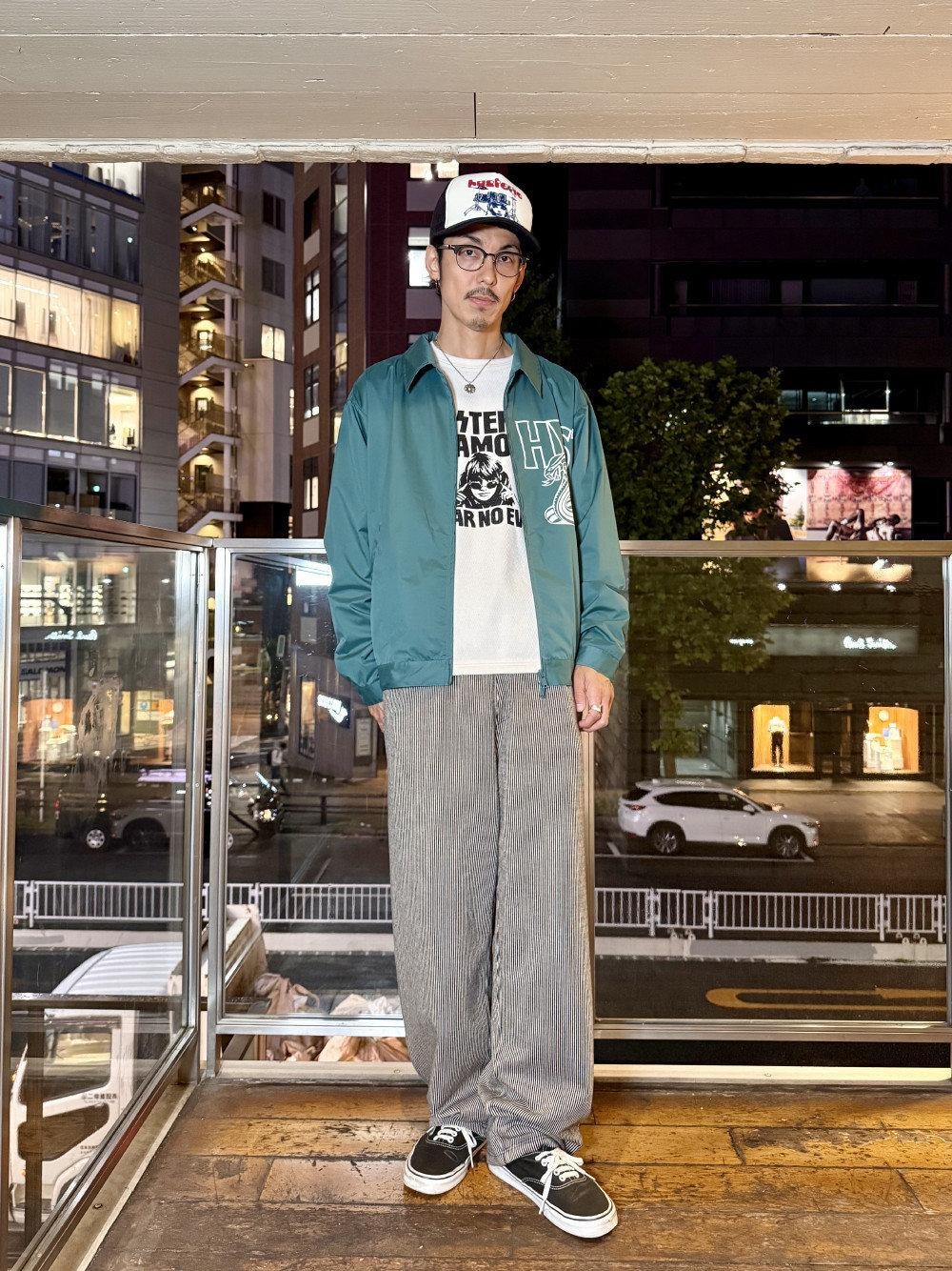 ブルー系のナイロンジャケット、ホワイト系のTシャツ/カットソー、ブラック系のその他パンツを着用したメンズの秋コーディネートの1枚目の写真