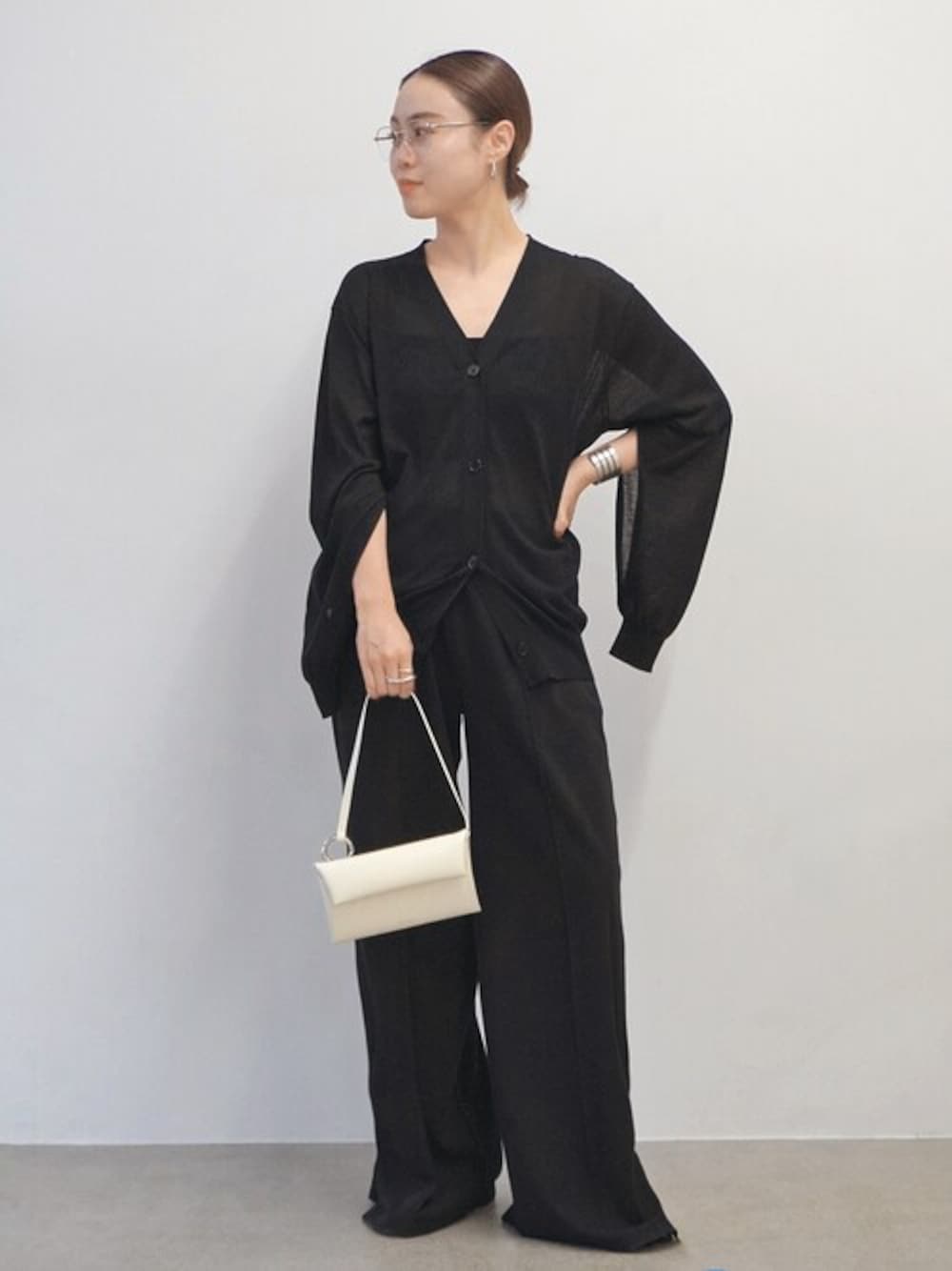 「カーディガン、ブラック、ワントーンコーデ、ブラックコーデ、大人コーデ、サマーニット、夏コーデ、ミニマル、APSTUDIO、エーピーストゥディオ」｜「EVERYDAY I LIKE.のスリットスリーブカーディガン（ニット/セーター、ブラック系）」を使った、STAFF.Oさん（レディース・156cm）の春コーディネートの1枚目の写真