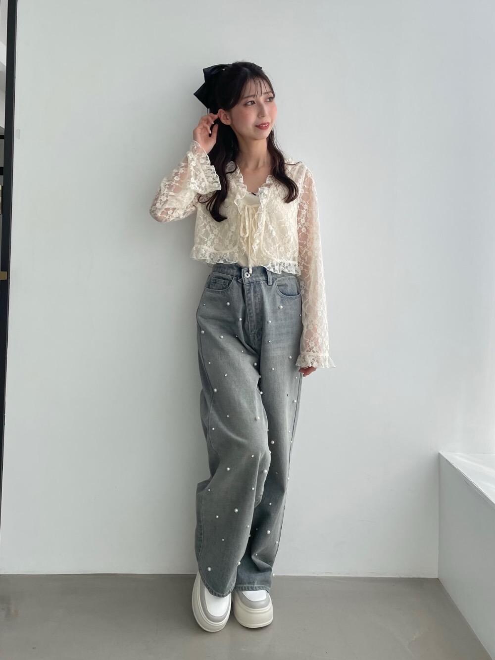 グレー系のスニーカー、ブルー系のデニムパンツ、ホワイト系のTシャツ/カットソーを着用したレディースの夏コーディネートの1枚目の写真