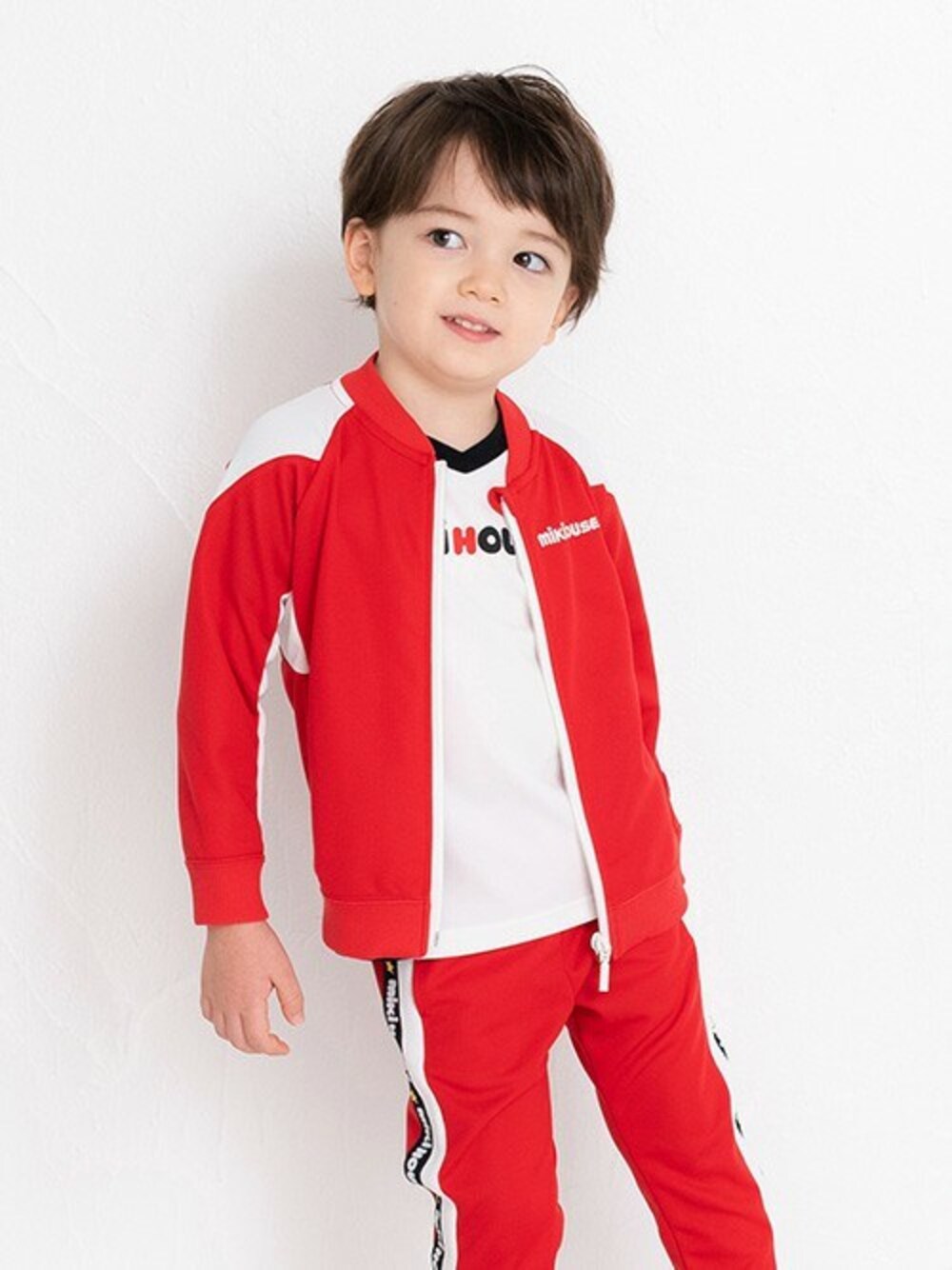 「セットアップ、ロゴT、スポーツミックス、ユニセックス、おでかけ、男の子、親子コーデ、女の子、おそろいコーデ、おうちファッション」｜「MIKI HOUSEのロゴジャンパー（ナイロンジャケット、レッド系）」を使った、ミキハウス担当者２さん（キッズ・103cm）の春コーディネートの1枚目の写真